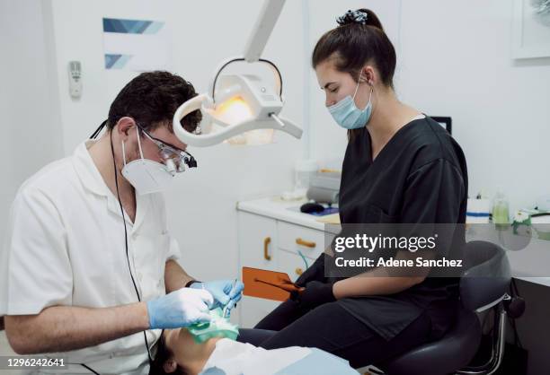 the best dental team to design the best smile - canal da raiz imagens e fotografias de stock