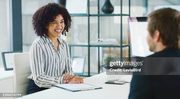 succes gebeurt wanneer een winnaar een winnaar ontmoet - recruiter stockfoto's en -beelden