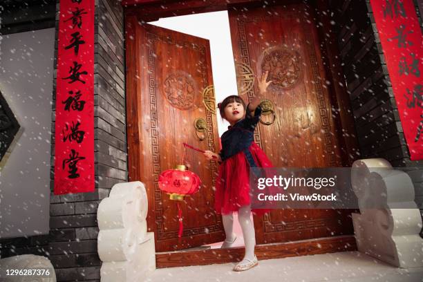 the little girl hand red lanterns to celebrate the new year - linterna de papel fotografías e imágenes de stock