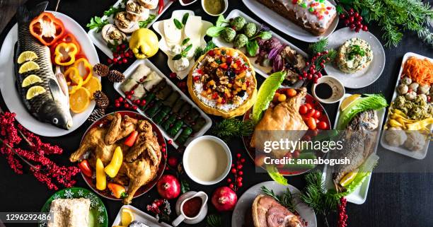 overhead view of a traditional georgian new year's eve dinner - cena capodanno foto e immagini stock