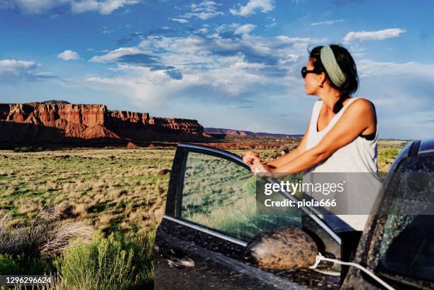 carreteras de carreteras en ee.uu. paisajes desérticos del sur: viaje por carretera - capitol reef national park fotografías e imágenes de stock