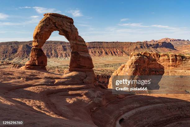 aventuras en el desierto de usa southwest: mujer de senderismo en el parque nacional arches - moab utah fotografías e imágenes de stock