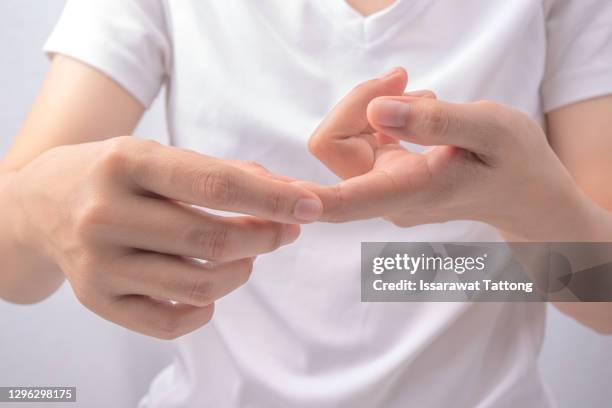 close-up of finger with symptom pain and numbness at fingertips, beriberi at hand from working. - hinchado-inflamación fotografías e imágenes de stock