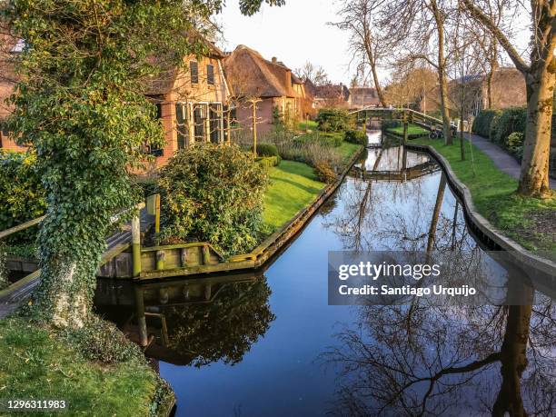 canal in giethoorn - giethoorn netherlands stock pictures, royalty-free photos & images