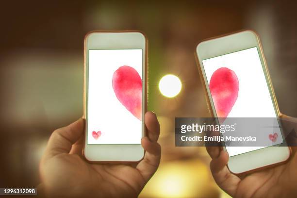 smart phone love connection - couple smartphone stockfoto's en -beelden