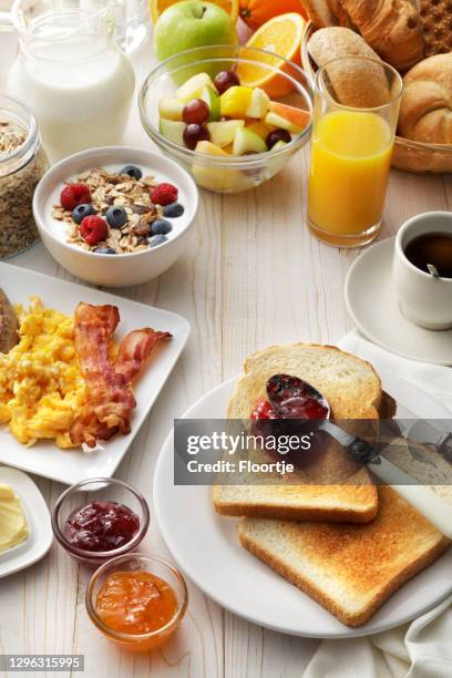 petit déjeuner: breakfast table still life - breakfast photos et images de collection