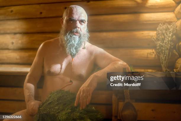 ロシア人男性がスチームバスに乗っている - sauna ストックフォトと画像