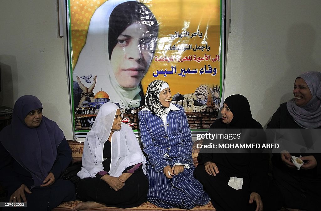 Freed Palestinian prisoner Wafa Albes (C