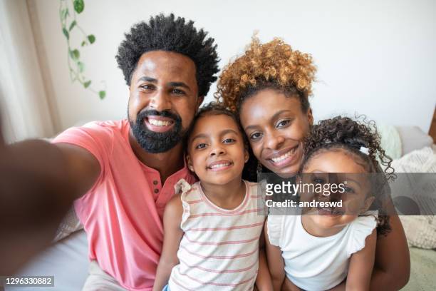 selfie da família em casa - cabelos afro - fotografias e filmes do acervo