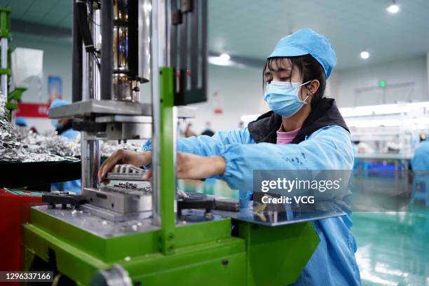 Phone Line Factory Mobile Phone Production Line Photos and Premium High Res Pictures ...