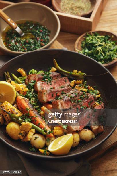 filete a la parrilla argentino con verduras de raíz asada - argentina steak fotografías e imágenes de stock