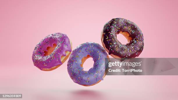 three donuts on pink background - pop fly 個照片及圖片檔