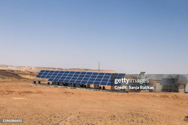 solar panels in egypt desert - solarpark stock-fotos und bilder