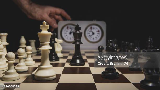 schachspiel - turnierzeit - meisterschaft stock-fotos und bilder