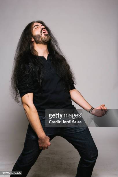 portrait of heavy metal man singing - gesangskunst stock-fotos und bilder