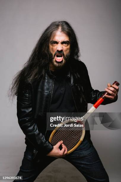 long hair adult man with a tennis racket - long beard stockfoto's en -beelden