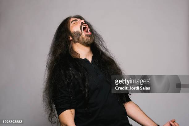 portrait of heavy metal man singing - heavy metal - fotografias e filmes do acervo