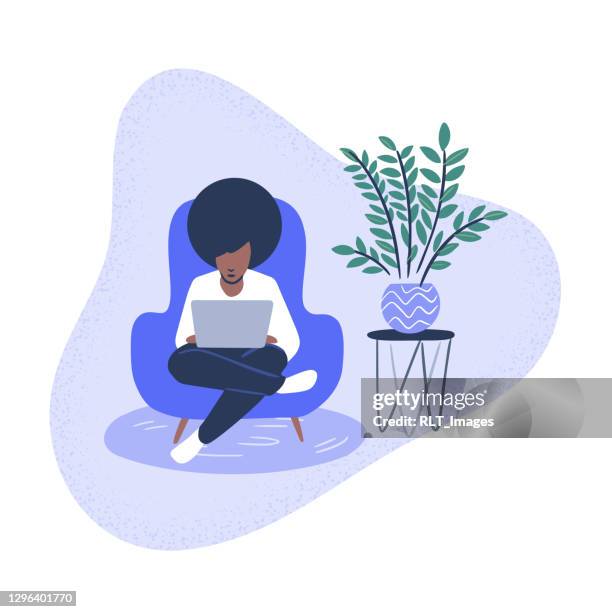 illustrazioni stock, clip art, cartoni animati e icone di tendenza di illustrazione di donna occasionale che usa il computer portatile a casa - afro