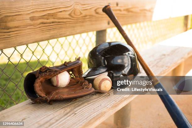 la saison de baseball est là. joueur de champ extérieur pratiquant. - casque de baseball photos et images de collection