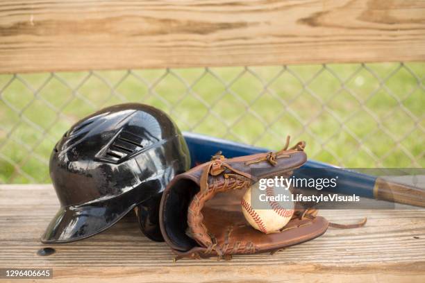 la saison de baseball est là. joueur de champ extérieur pratiquant. - casque de baseball photos et images de collection