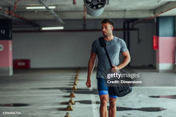 naar de training - sporttas stockfoto's en -beelden