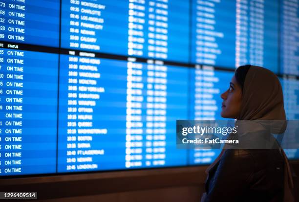 zu welchem zeitpunkt kommt das flugzeug an? - boarding plane stock-fotos und bilder