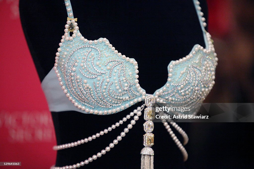 Miranda Kerr Unveils Victoria's Secret's 2011 Fantasy Treasure Bra