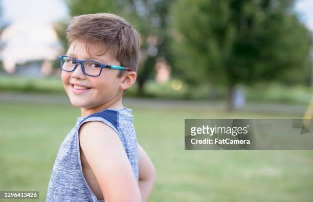grundschuljunge trägt brille - summer camp stock-fotos und bilder