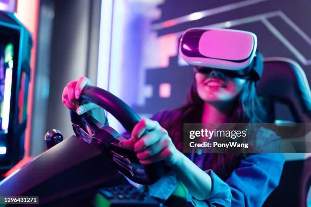 woman play 3d vr game - virtual reality simulator stock pictures, royalty-free photos & images