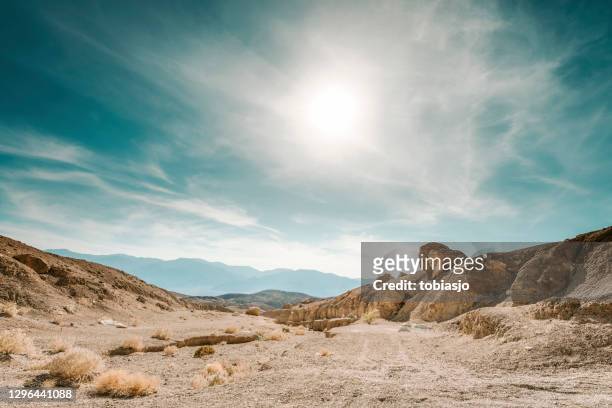 valle de la muerte - paisaje árido fotografías e imágenes de stock