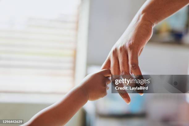 agárrate fuerte y nunca lo sueltes - hands reaching out and touching fotografías e imágenes de stock