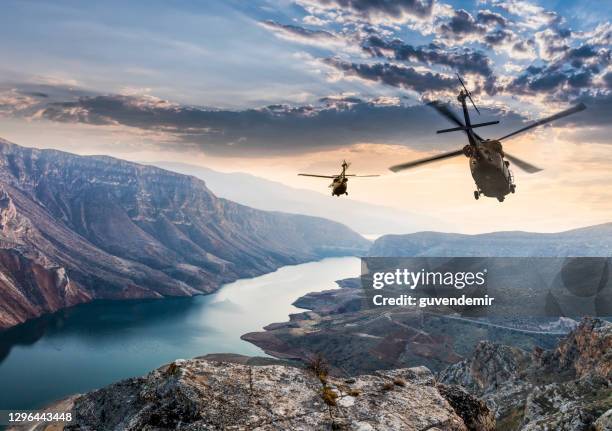 uh-60 blackhawks in flight - helicóptero militar imagens e fotografias de stock