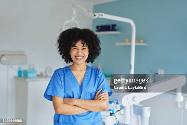 let's get these teeth looking good again - uniforme hospitalar imagens e fotografias de stock