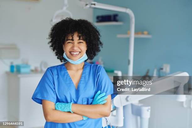 ich liebe es, dich lächeln zu sehen - dental hygienist stock-fotos und bilder