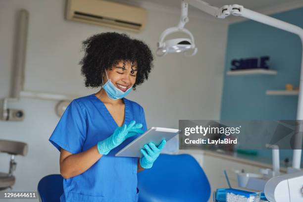 der beste digitale assistent, den ein zahnarzt verlangen kann - dentalhygieniker stock-fotos und bilder