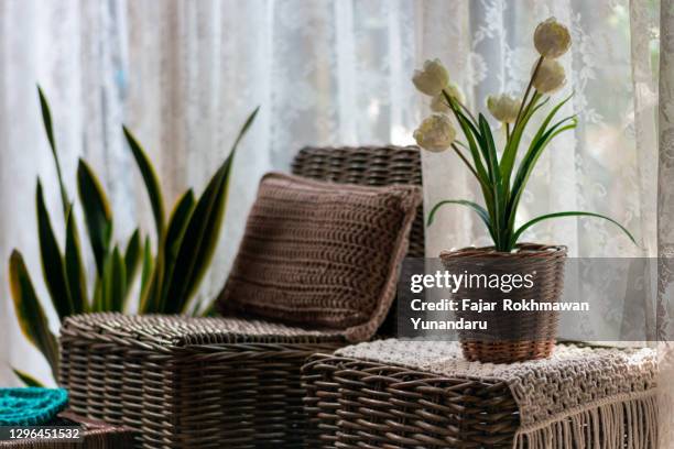 horizontal view living room with tables and chairs and pot decorations made of rattan - wicker - fotografias e filmes do acervo