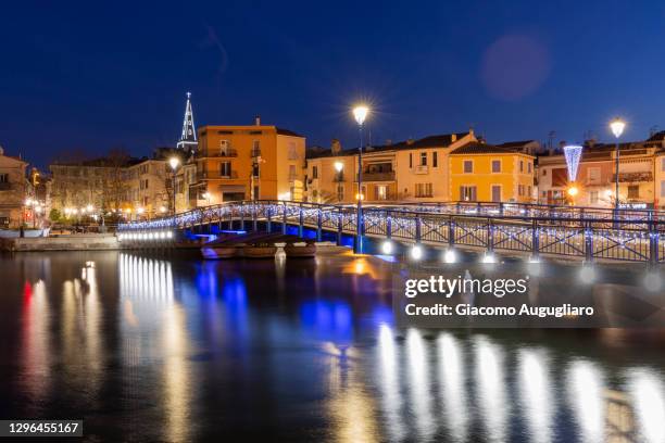 the enchanting bridge reflected in the channel, martigues at dawn, côte d'azur, france - martigues stock-fotos und bilder