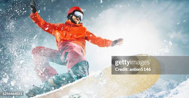 snowboarder springt durch die luft mit tiefblauem himmel im hintergrund. der snowboardsportler fliegt in schnee-action und bewegung - freestyle skiing stock-fotos und bilder