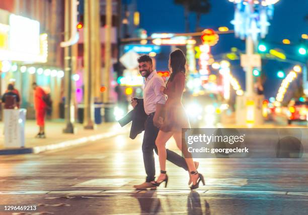 night fuera juntos en las vegas - el strip las vegas fotografías e imágenes de stock