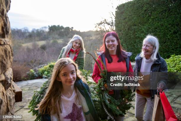 eccitazione per l'albero di natale - 12 17 mesi foto e immagini stock