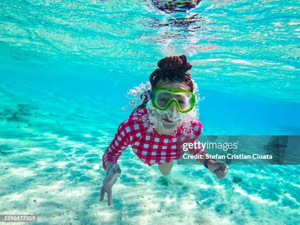 girl snorkeling in red sea - girl diving fotografías e imágenes de stock