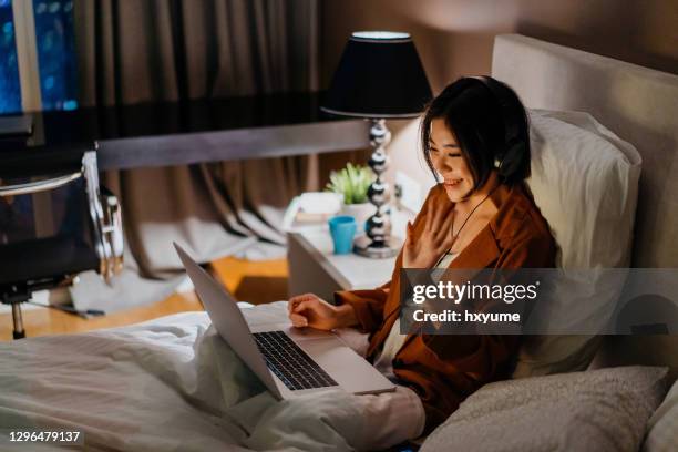 jeune femme asiatique appelant dans le bâti - relation à distance photos et images de collection