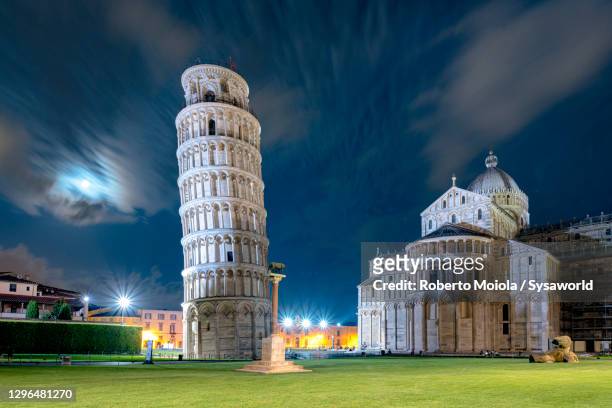 pisa cathedral (duomo) and leaning tower at night - pisa tower stock pictures, royalty-free photos & images