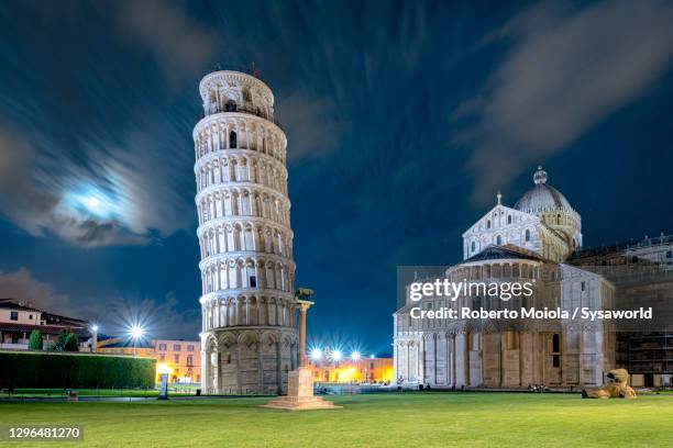 pisa cathedral (duomo) and leaning tower at night - torre de pisa imagens e fotografias de stock