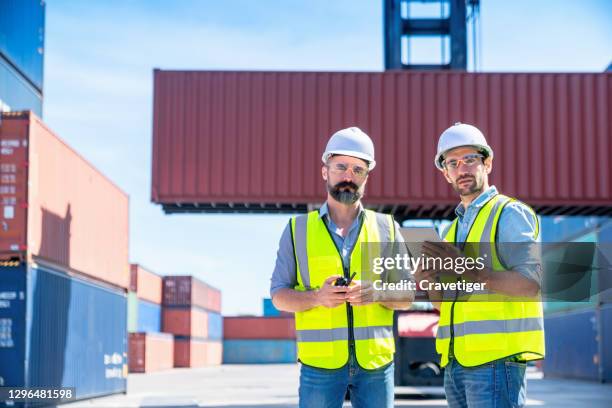 Contractor Loading Contractor Loading Truck Photos and Premium High Res Pictures - Getty ...