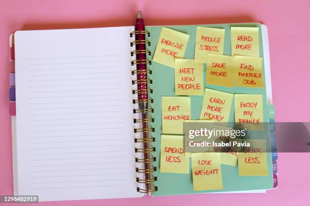 new year resolutions on note pad - goede voornemens stockfoto's en -beelden