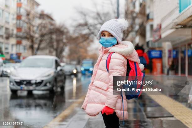 little girl wearing anti virus masks going to school - air pollution child stock pictures, royalty-free photos & images