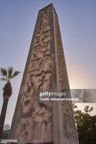 obelisk of theodosius (egyptian obelisk) near the cultural park and exhibition centre in izmir. public park called kültürpark (translated culture park), also known as kulturpark in izmir - anfiteatro shoreline imagens e fotografias de stock