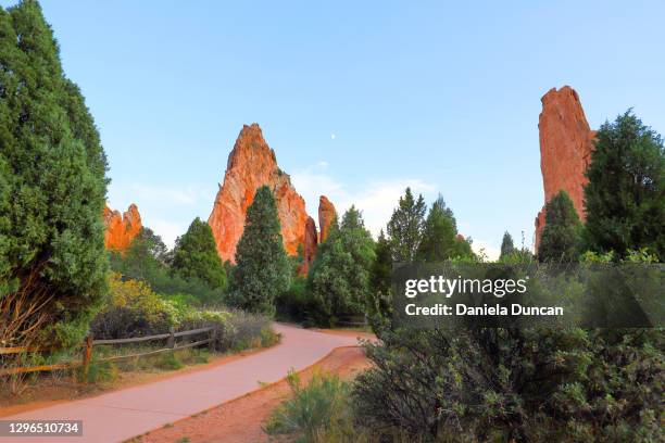 garden of the gods walking path - garden of the gods foto e immagini stock