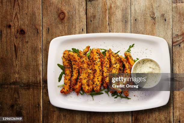 goujones de bacalao de sésamo con salsa de tartar - fish fry fotografías e imágenes de stock